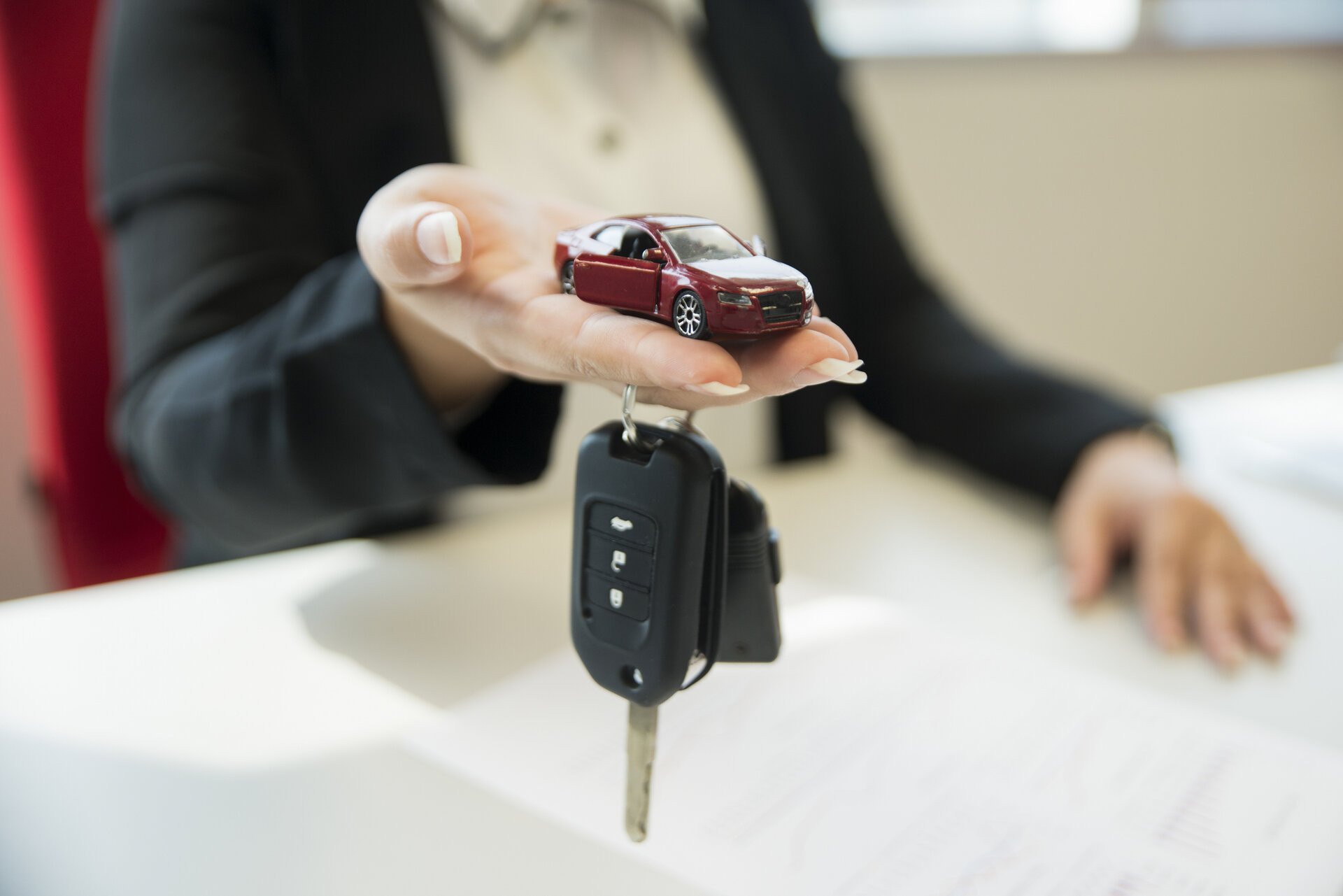 Declinul semnificativ al înmatriculărilor auto în ianuarie 2026 afectează atât cumpărătorii privați, cât și pe cei din segmentul business, dar impactul asupra persoanelor fizice este mai sever