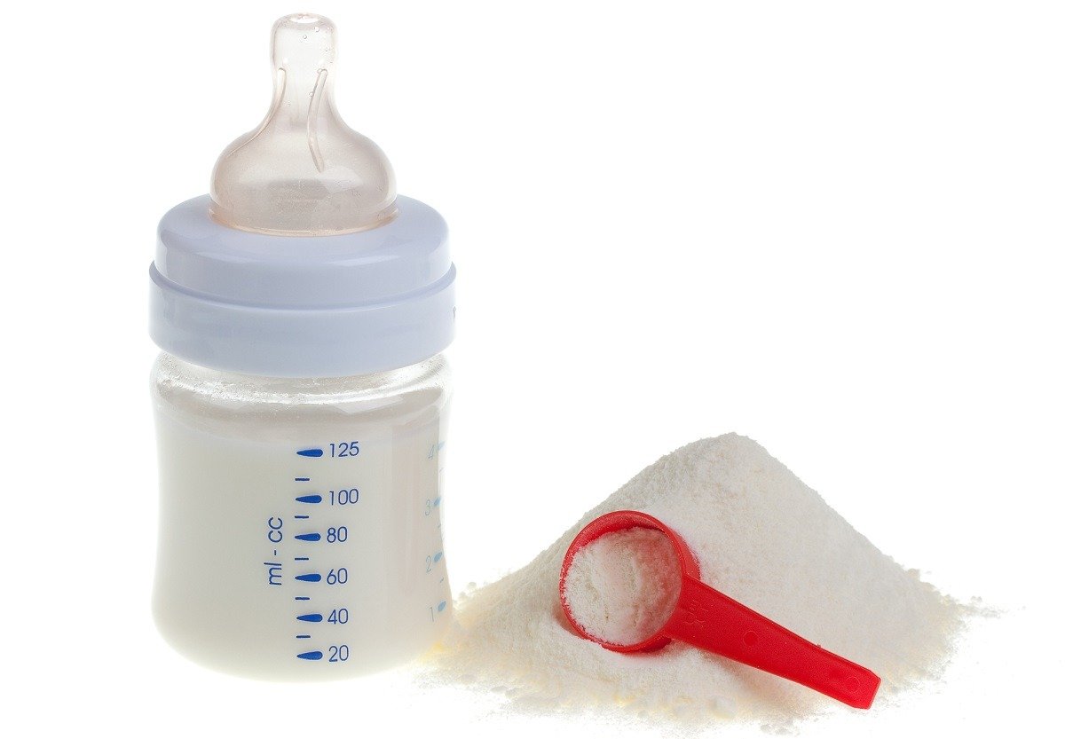 Autoritatea Naţională Sanitară şi pentru Siguranţa Alimentelor (ANSVSA) a demarat o campanie de retragere rapidă de pe piaţă a mai multor sortimente de lapte praf pentru sugari, ca urmare a descoperirii unei posibile contaminări cu cereulidă — o toxină periculoasă produsă de bacteria Bacillus cereus în condiţii de igienă insuficientă în fabrici