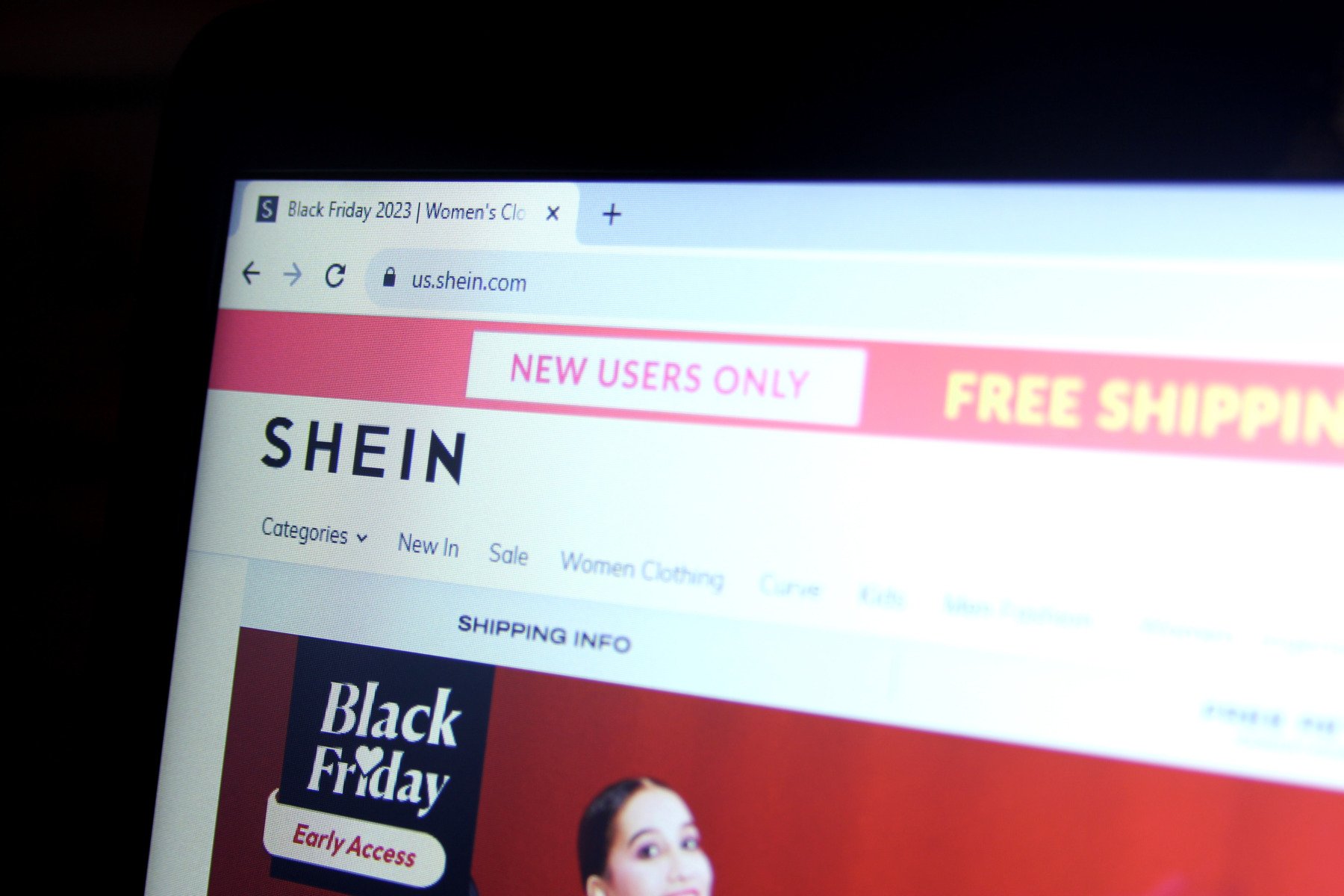 Comisia Europeană a inițiat marți o investigație aprofundată împotriva gigantului chinez Shein, extrem de popular pe piața fashion online, într-un moment în care reglementările din Uniunea Europeană devin tot mai stricte față de cumpărăturile digitale și practicile comerciale ale retailerilor internaționali