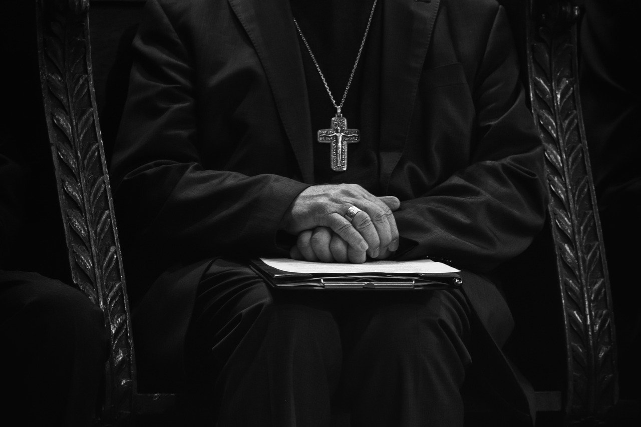 Episcopul catolic Andrzej Jez, în centrul unui scandal de amploare în Polonia, a apărut miercuri în instanță pentru a răspunde acuzațiilor privind modul în care a gestionat denunțarea abuzurilor sexuale asupra minorilor de către câțiva preoți