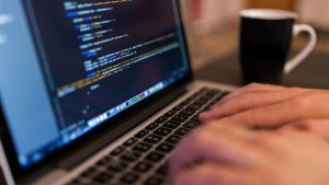 Care este cea mai importantă calitate pentru angajarea programatorilor juniori în contextul AI