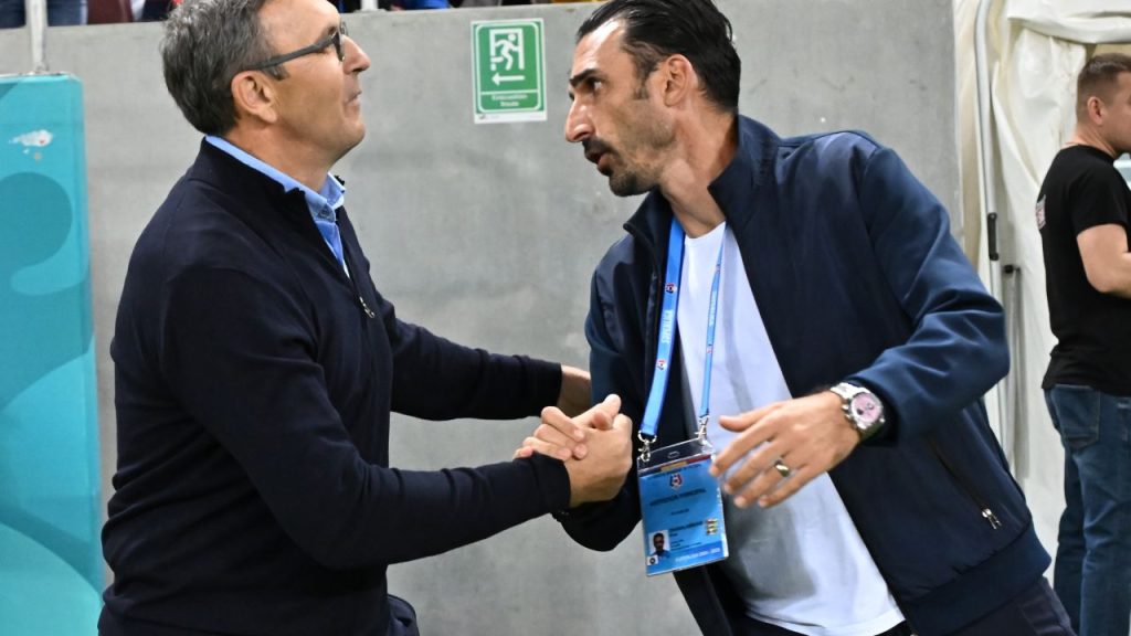 Antrenor din Superliga distruge tabla din vestiar la pauza meciului.