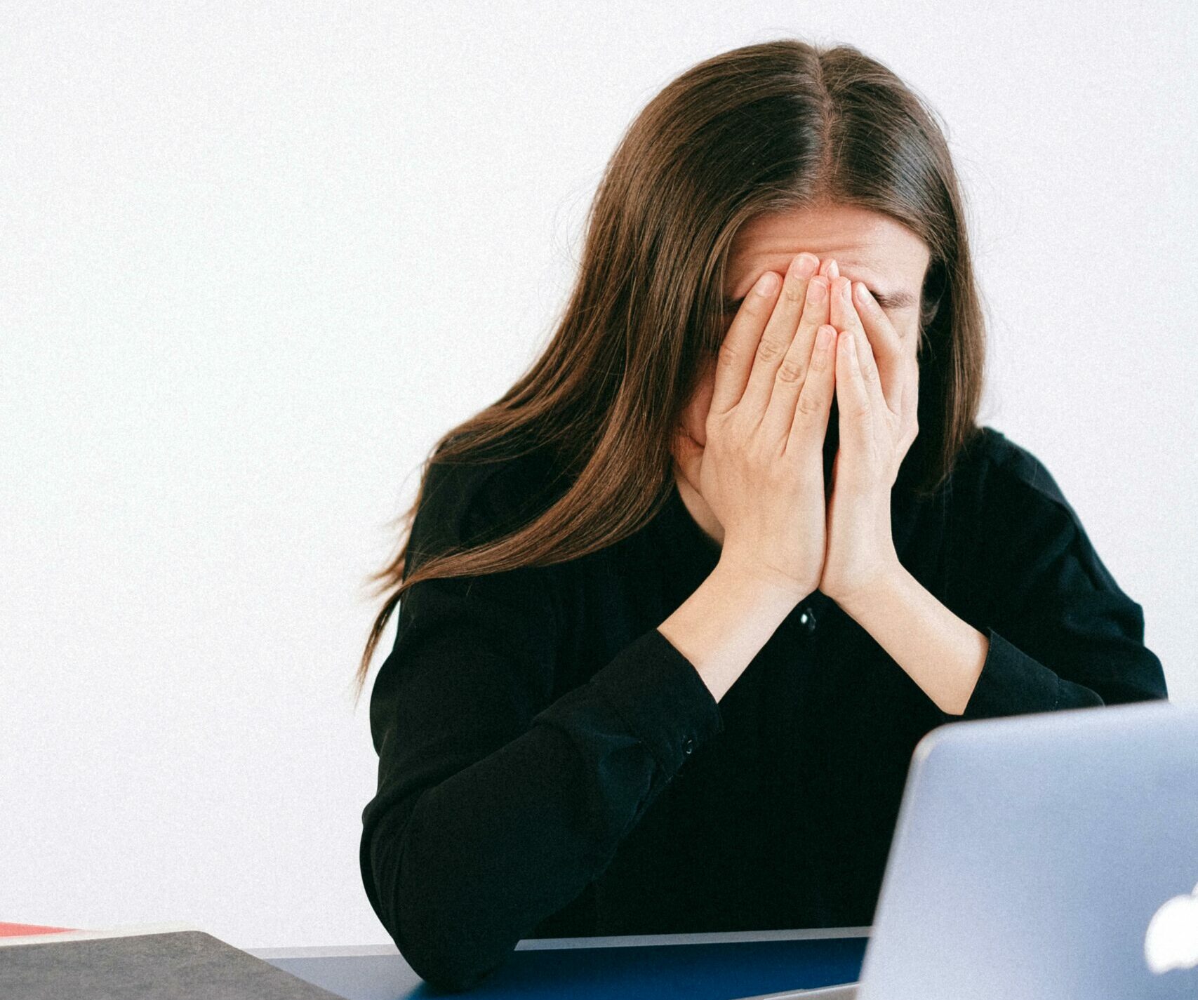 Inteligența artificială schimbă modul în care lucrăm, dar nu ne lasă mai liberi