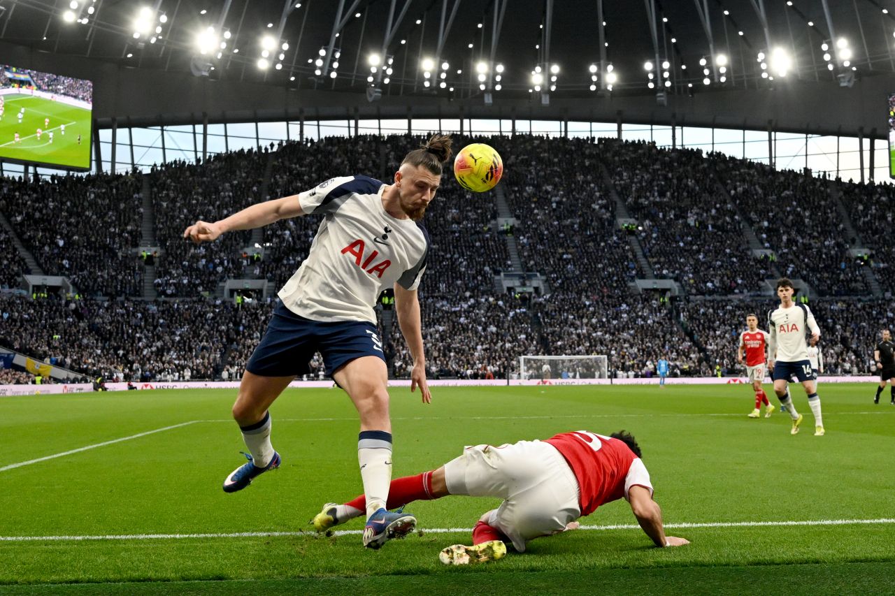 Radu Drăgușin, titular la Tottenham: un parcurs promițător în Premier League Radu Drăgușin, fundașul român de 24 de ani, continuă să strălucească în Premier League, fiind titular în trei dintre ultimele patru partide ale echipei Tottenham