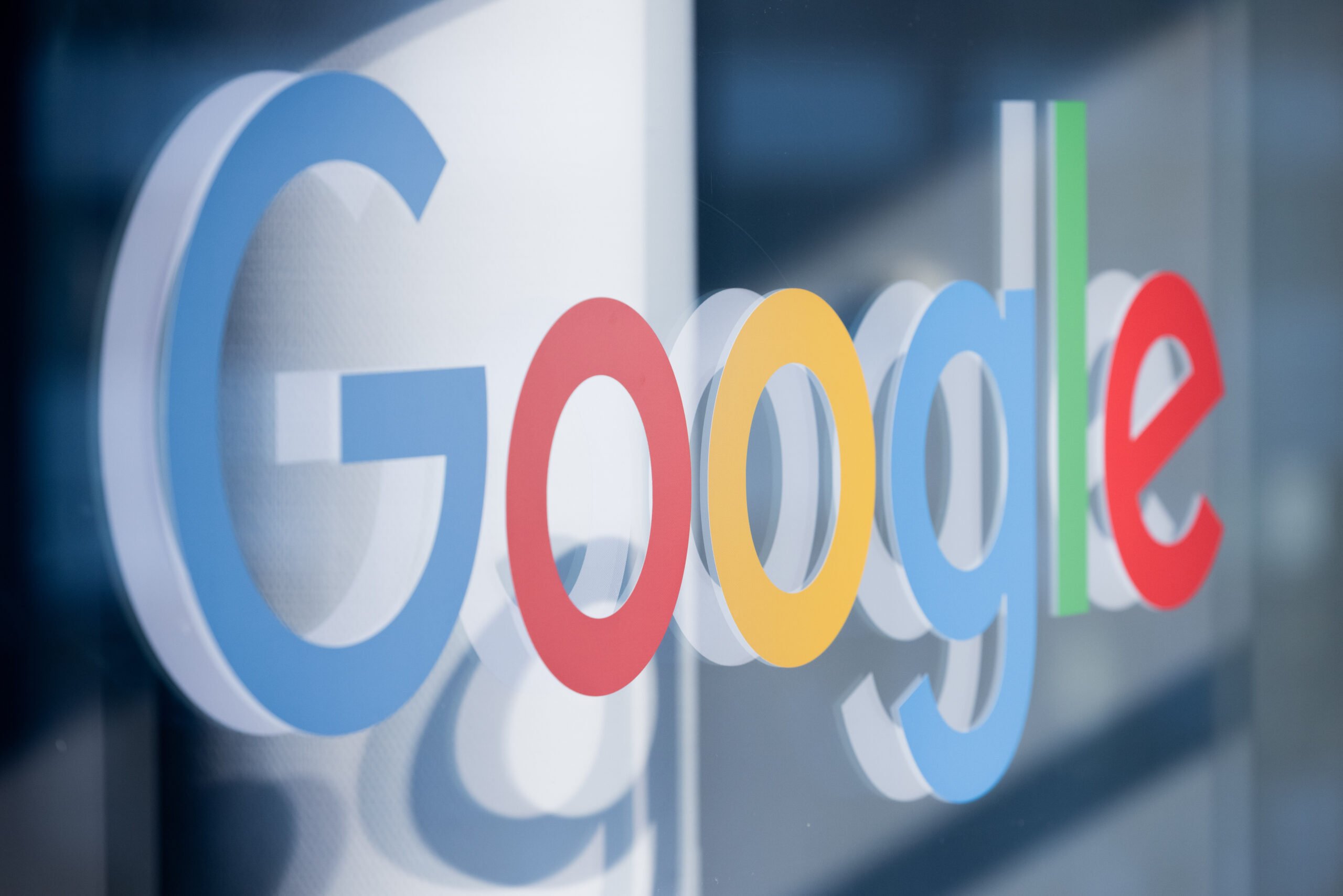 Google a anunțat o actualizare semnificativă a algoritmului care va influența modul în care conținutul publicat de site-urile de știri și alte publicații online va fi afișat în secțiunea Discover, instrumentul de recomandare personalizată disponibil atât în aplicația Google, cât și în browserul mobil