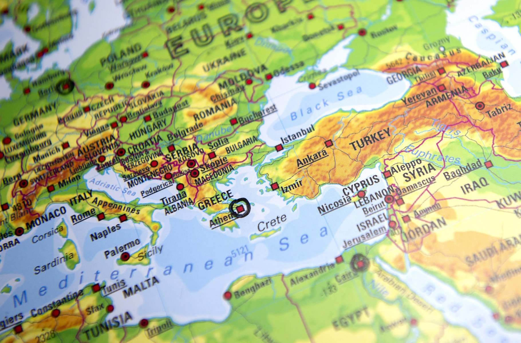 O comunitate izolată de peste un mileniu în sudul peninsulei Peloponez, Grecia, a fost descoperită a fi un popor cu rădăcini adânci în trecut, aliniindu-se direct cu epoca Bronzului