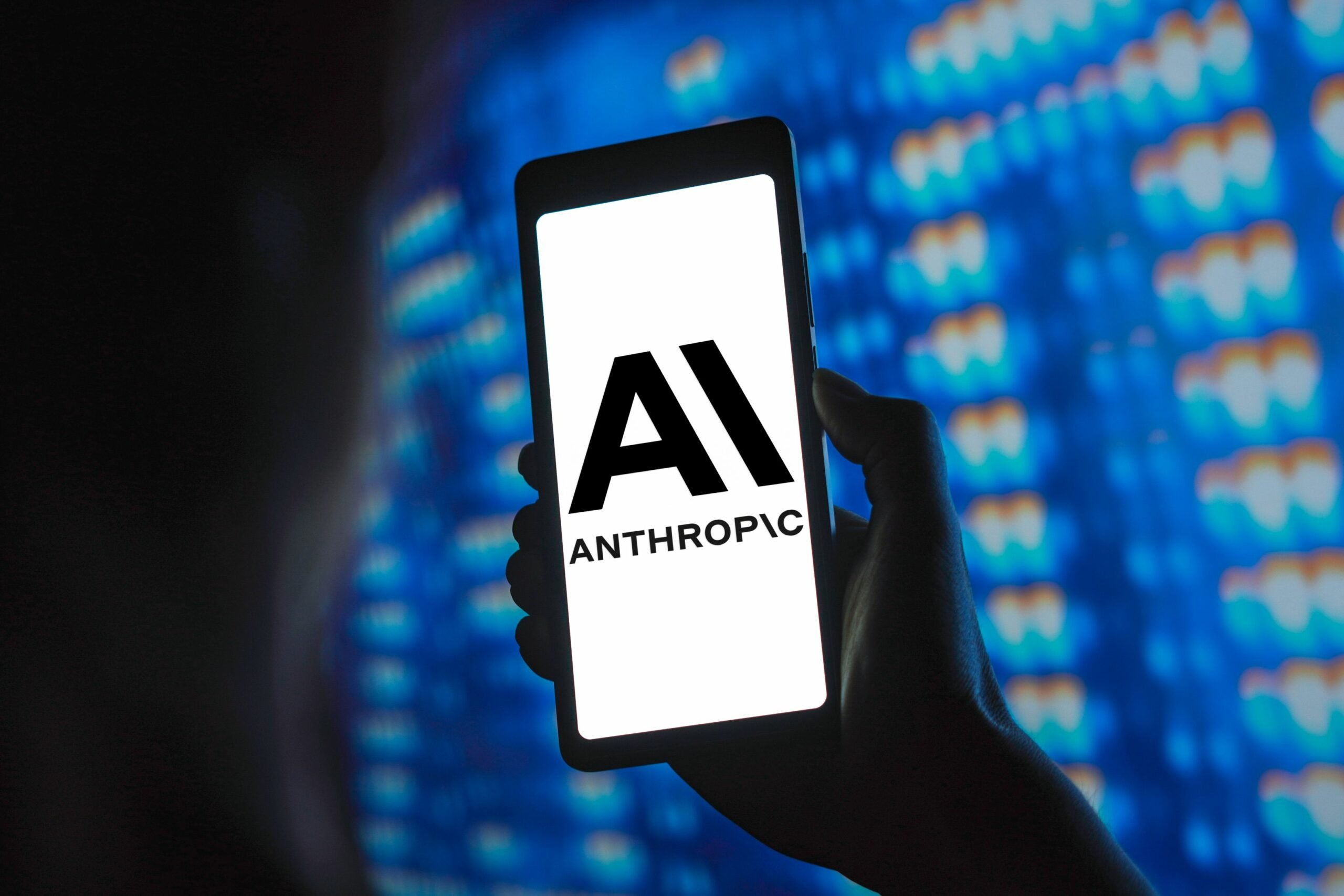 Anthropic, unul dintre giganții emergenți în domeniul inteligenței artificiale, se află sub lumina reflectoarelor după dezvăluiri legate de o metodă controversată folosită pentru antrenarea modelelor sale tehnologice