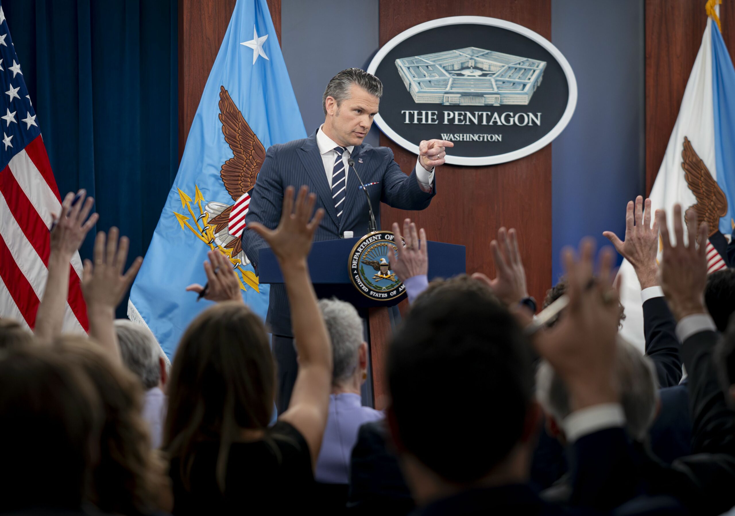 America devine tot mai implicată în controverse legate de utilizarea inteligenței artificiale în domeniul militar Departamentul american al Apărării se află în epicentrul unei dispute tensionate cu o companie privată specializată în dezvoltarea de tehnologii AI, după ce a fost emis un termen limită pentru modificarea restricțiilor asupra unui model de inteligență artificială folosit în scop militar