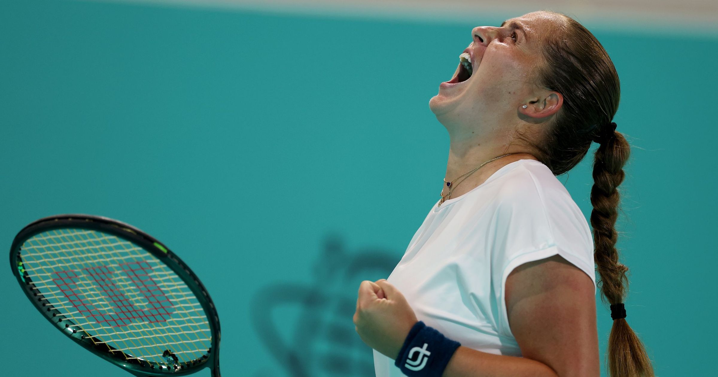 O victorie dramatică pentru Jelena Ostapenko la Abu Dhabi Fostă campioană la Roland Garros, Jelena Ostapenko (24 WTA, favorită numărul 7) s-a calificat în turul al doilea al turneului WTA 500 de la Abu Dhabi, după o partidă intensă în fața rusoaicei Oksana Selehmeteva (76 WTA)