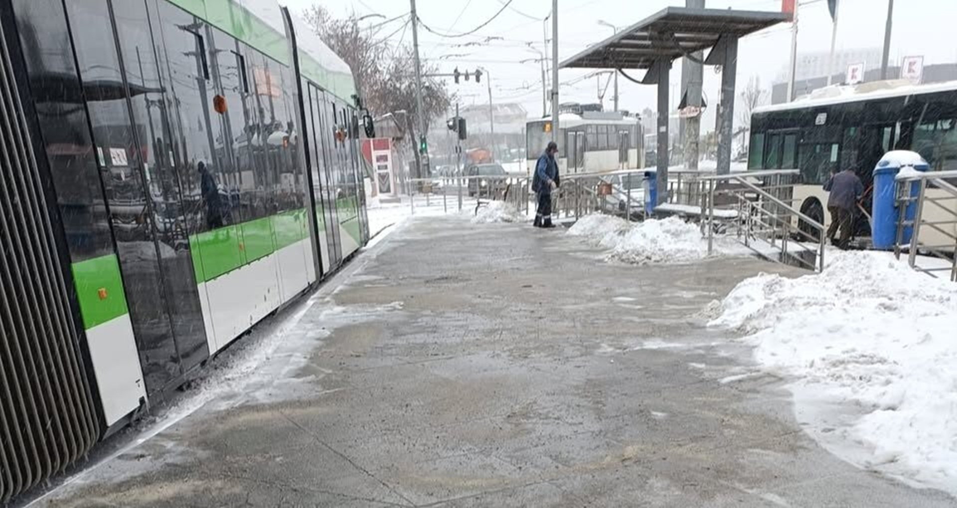 Capitala se află din nou în alertă din cauza ninsorilor puternice anticipate, fiind sub cod portocaliu de viscol și ninsori, o situație care solicită intens atât autoritățile, cât și infrastructura orașului