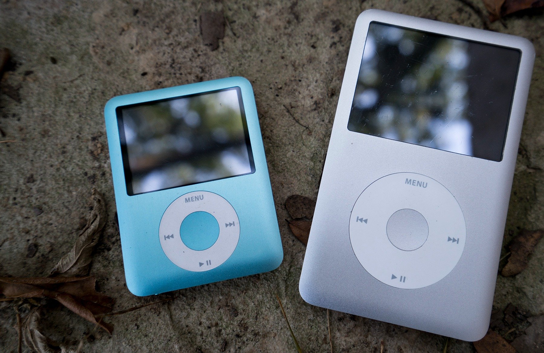 Revigorarea nostalgiei pentru iPod: un semn că muzica simplă nu a murit După aproape două decenii de la lansarea sa și câțiva ani de la retragerea definitivă din producție, playerul muzical iconic al Apple, iPod, pare să revină în prim-planul discuțiilor din lumea tehnologiei și a pasionaților de muzică