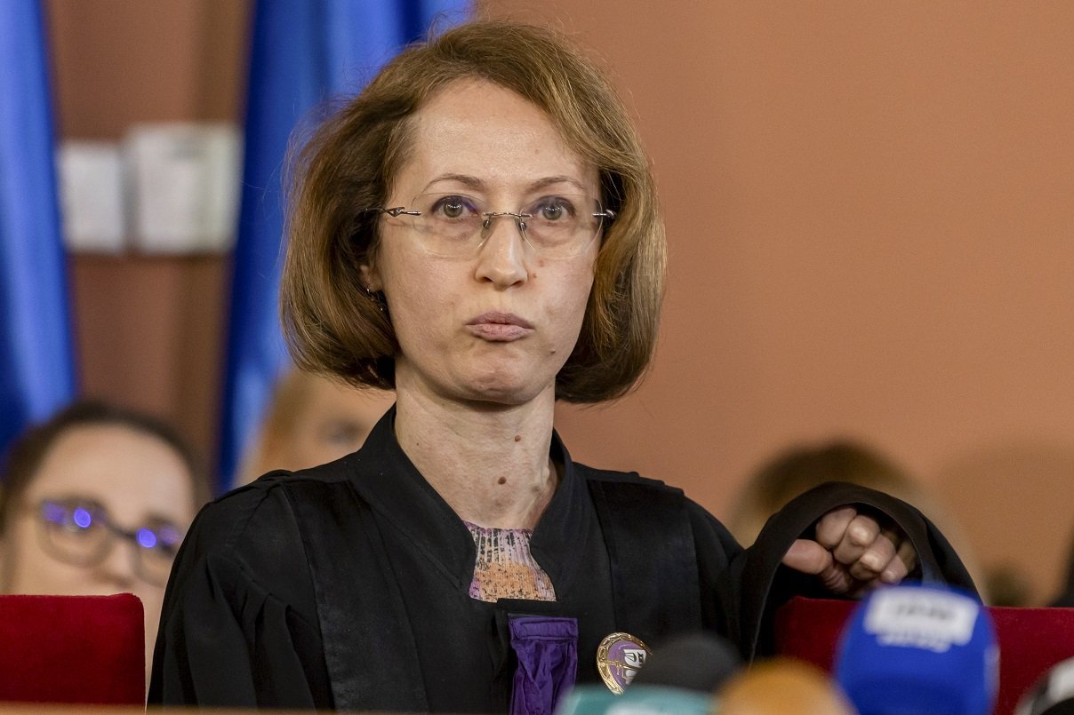 Judecătoarea Raluca Moroșanu propune reforme în legile justiției: condiții mai restrictive pentru președinții de instanțe și alegere democrată a colegiilor de conducere În contextul dezbaterilor intense despre reformarea sistemului judiciar din România, judecătoarea Raluca Moroșanu de la Curtea de Apel București a prezentat vineri seară o serie de propuneri menite să aducă schimbări semnificative în modul de funcționare și selecție a liderilor din justiție