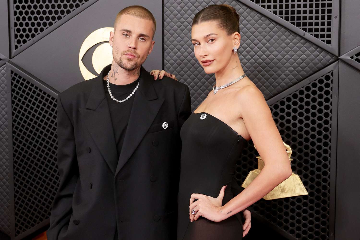 Justin și Hailey Bieber, cu ținute negre, strălucesc la Grammy 2026