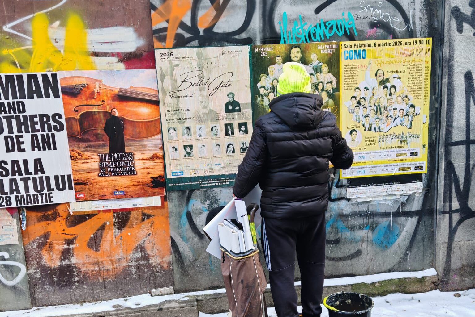 Amenzile pentru lipitorii de afișe au depășit deja 18.000 de lei în doar câteva luni, în contextul unui efort accentuat al autorităților locale de a eradica fenomenul vandalismului urban