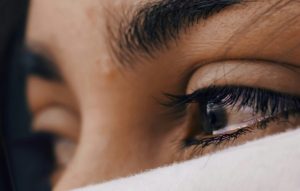 Tânăre ajunsă la spital din cauza lipiciului de gene false: risc de pierdere a vederii