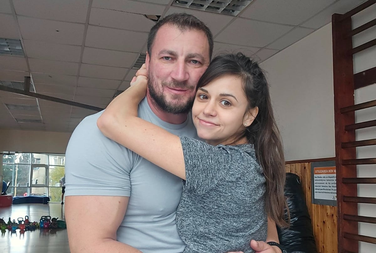 Marian Godină, între provocările Survivor și pensiunea din Brașov Marian Godină, cunoscutul polițist și scriitor, se află în plin turneu de provocări la „Survivor România 2026”, dar afacerea sa din Brașov, o pensiune care îmbină rusticitatea cu modernitatea, este pe mâini bune