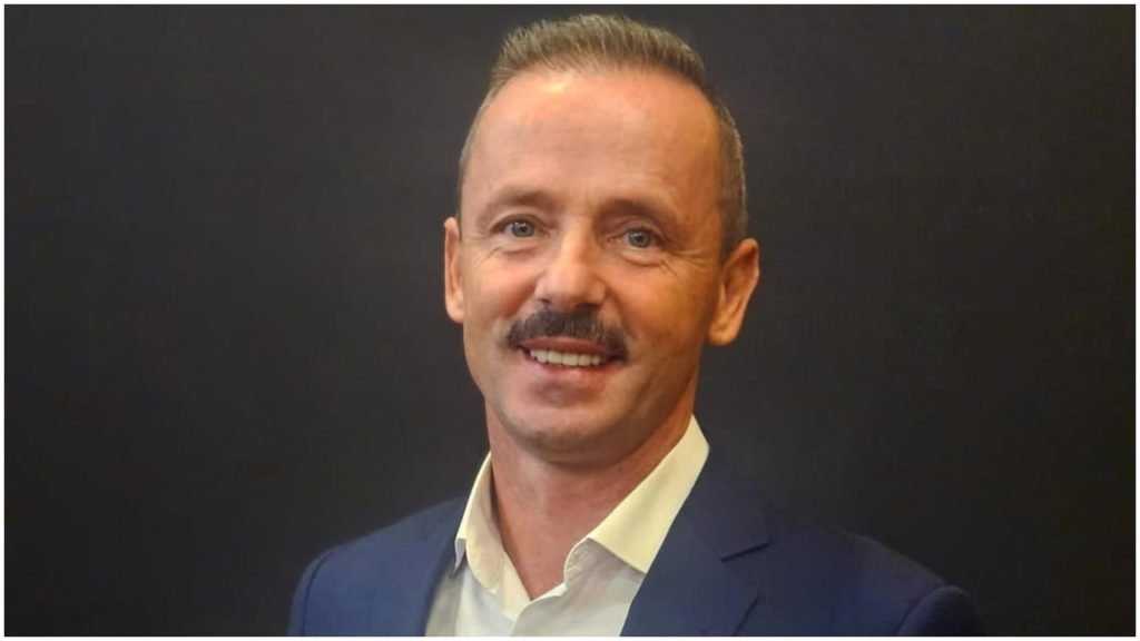 Marius Urzică, Champion al Olimpismului și Tătic Mândru în Power Couple Marius Urzică, cunoscut ca unul dintre cei mai de seamă gimnaști români și campion olimpic, participă în prezent la emisiunea „Power Couple”, difuzată de Antena 1