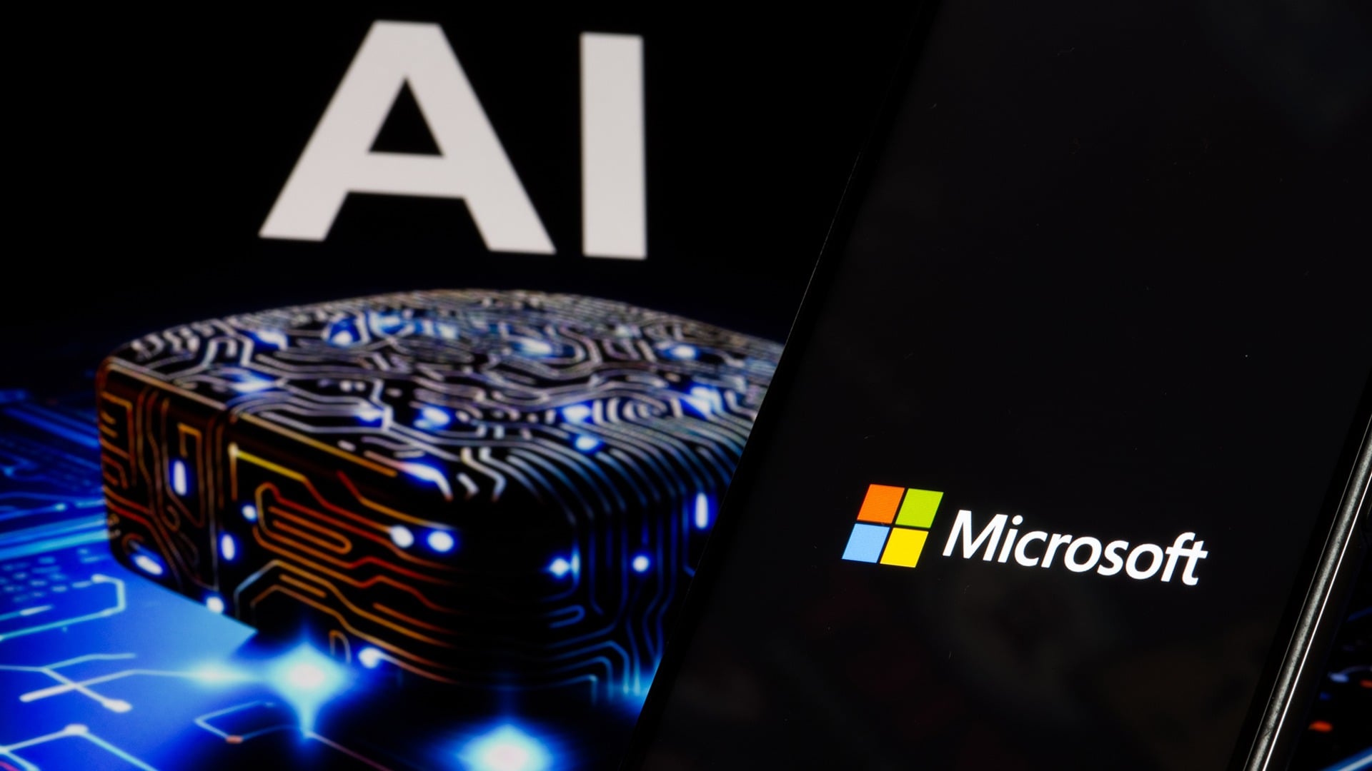 Microsoft a făcut un pas important în domeniul securității inteligenței artificiale, anunțând dezvoltarea unui instrument inovator destinat identificării modurilor în care modelele mari de limbaj (LLM-uri) pot fi kompromitе, mai ales prin introducerea unor „backdoor-uri”