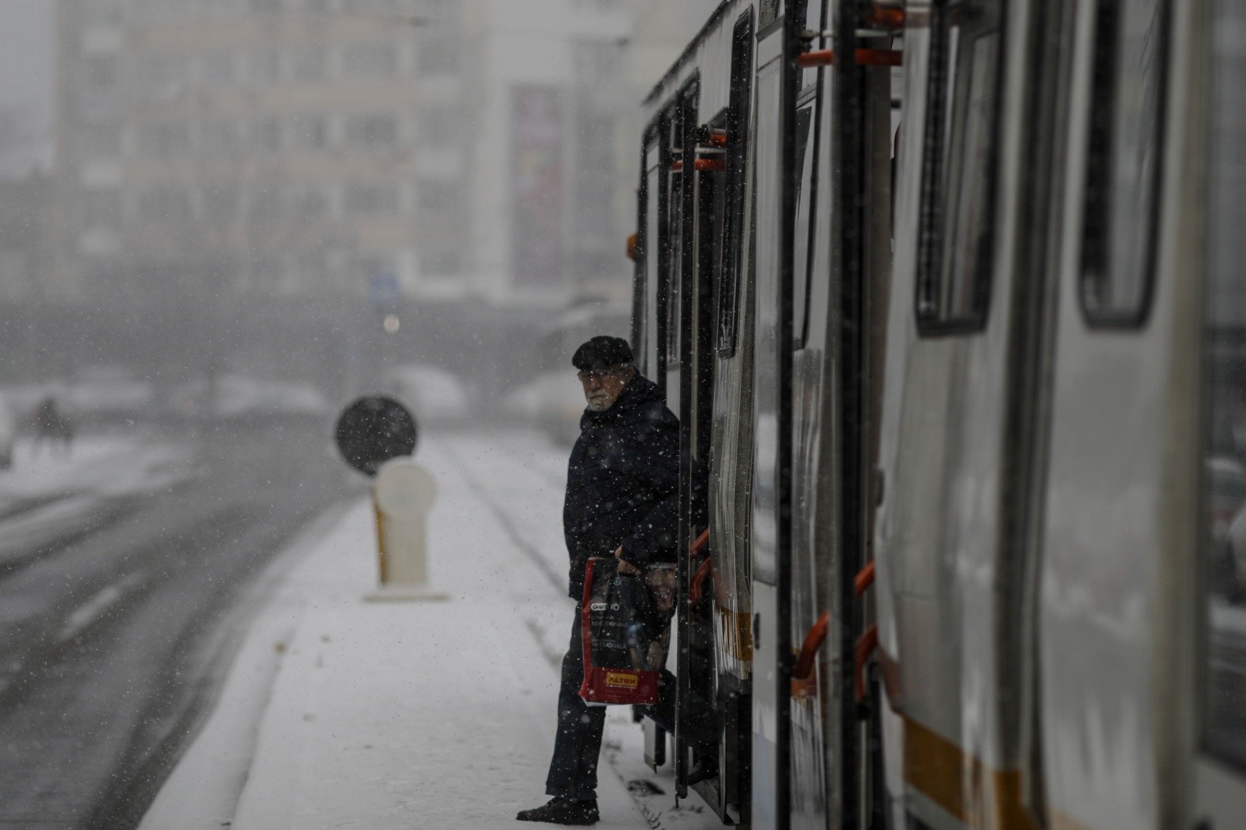 Zăpada a paralizat traficul în București în această dimineață, afectând grav cursele de autobuze, tramvaie și troleibuze ale RATB