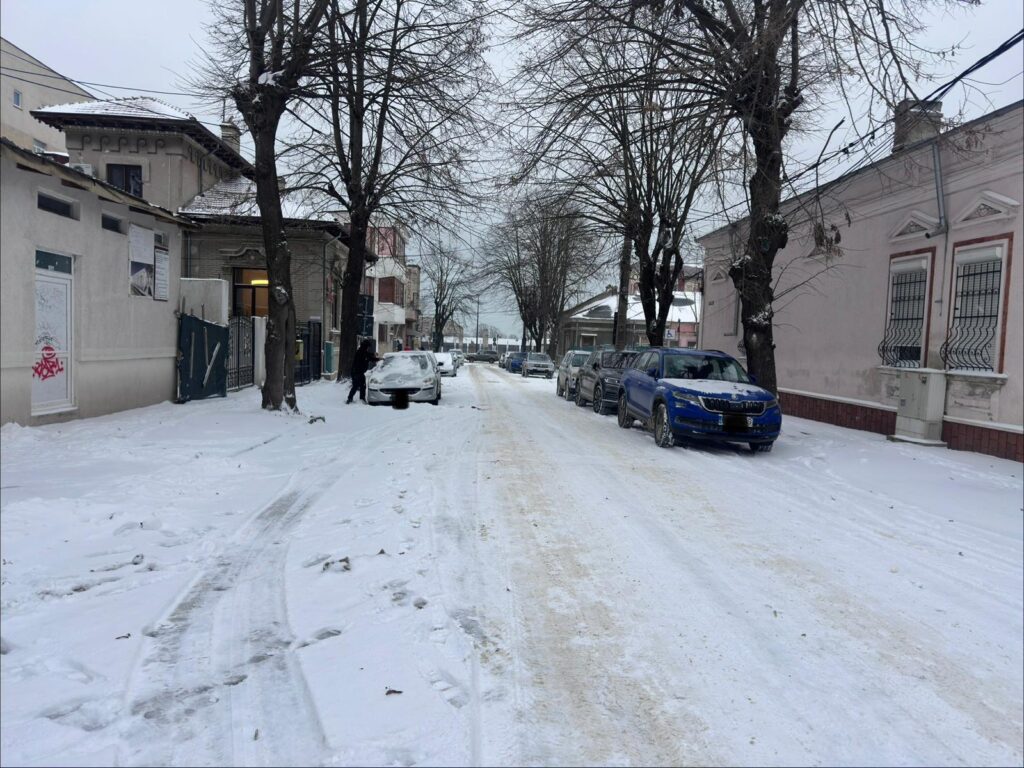 Constănțenii, nemulțumiți de intervenția autorităților în urma ninsorii din weekend, au ieșit în contradictoriu cu administrația locală, acuzând primăria de lipsă de promptitudine în deszăpezire