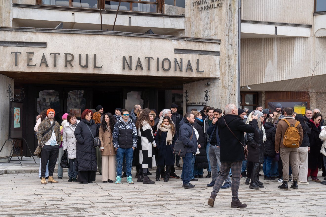 Protest al actorilor împotriva noilor reglementări ministeriale la Marosvásárhely Marosvásárhely a fost scena unui protest vibrant, marcat de prezența actorilor din teatru, care s-au adunat la fața locului în semn de nemulțumire față de noile reglementări ale Ministerului Culturii