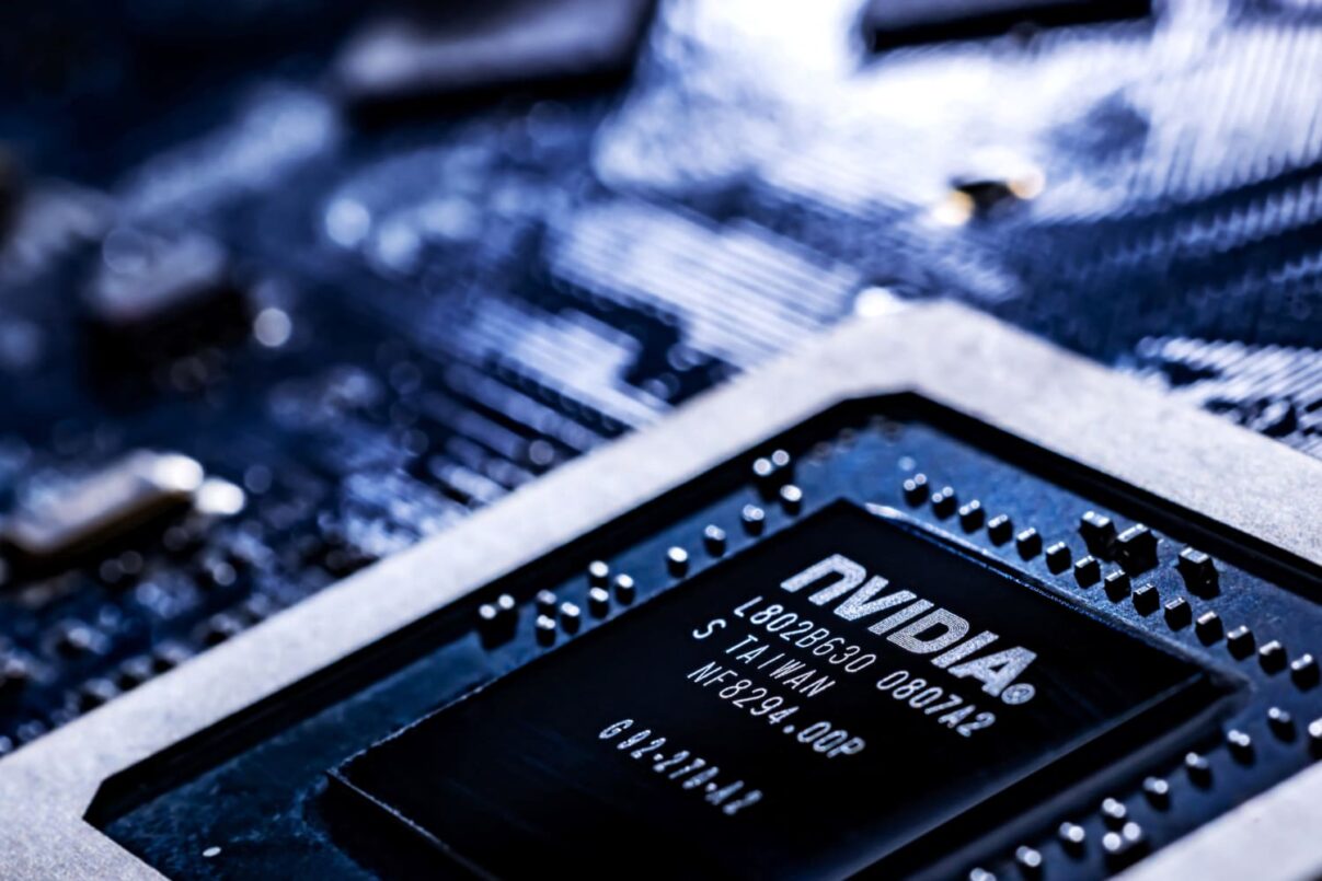 Gigantii tehnologici îşi măresc investițiile în inteligența artificială, iar cele mai recente semnale din piață indică o schimbare de perspectivă pentru sectorul de hardware dedicat acestei tehnologii