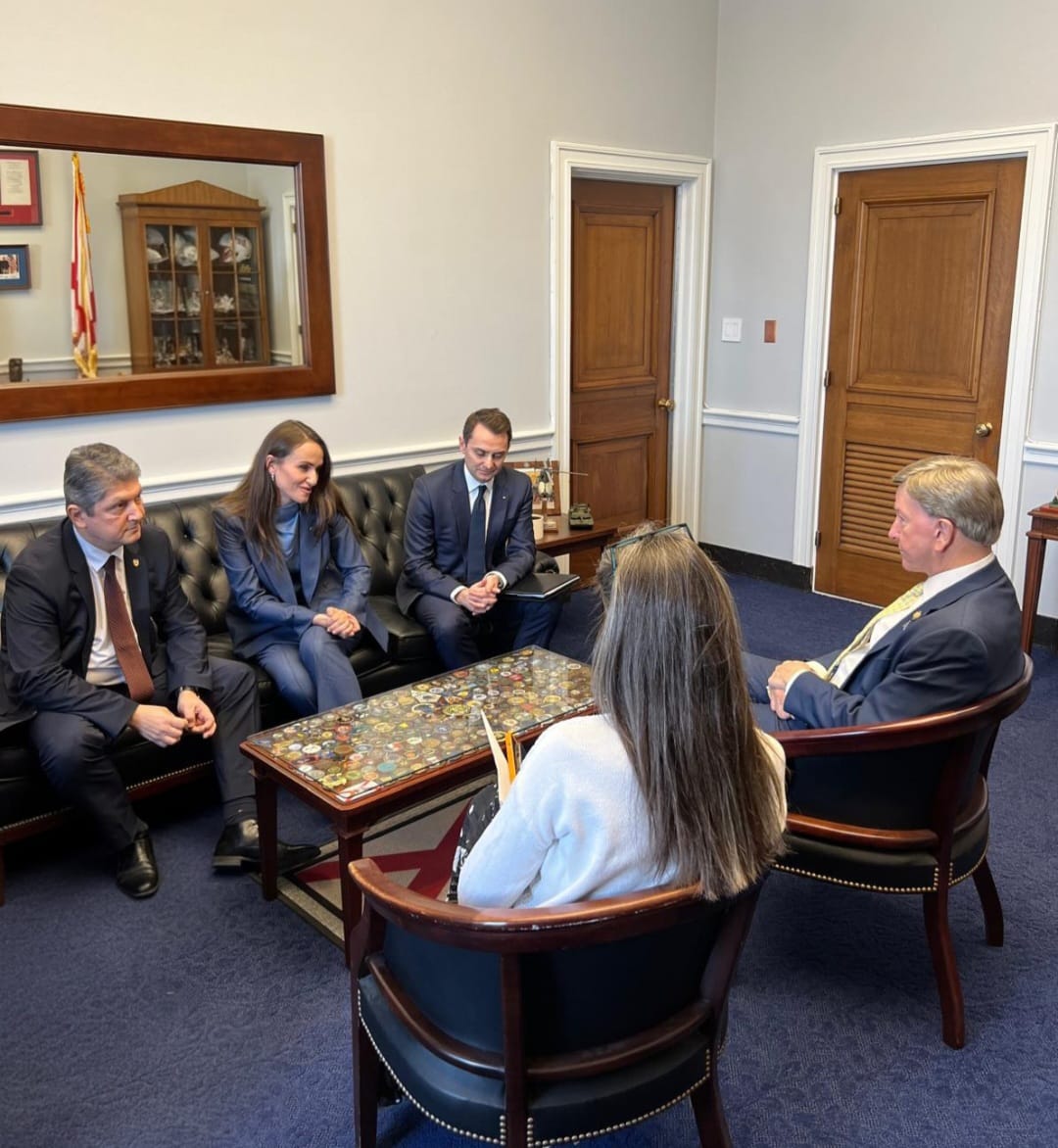 Oana Țoiu, la Washington: dialog strategic cu oficiali din Congres și consolidarea relațiilor bilaterale cu SUA Ministrul de Externe al României, Oana Țoiu, a fost prezentă recent la Washington pentru a întări parteneriatele strategice și pentru a discuta despre evoluțiile geopolitice din regiunea Europei de Est