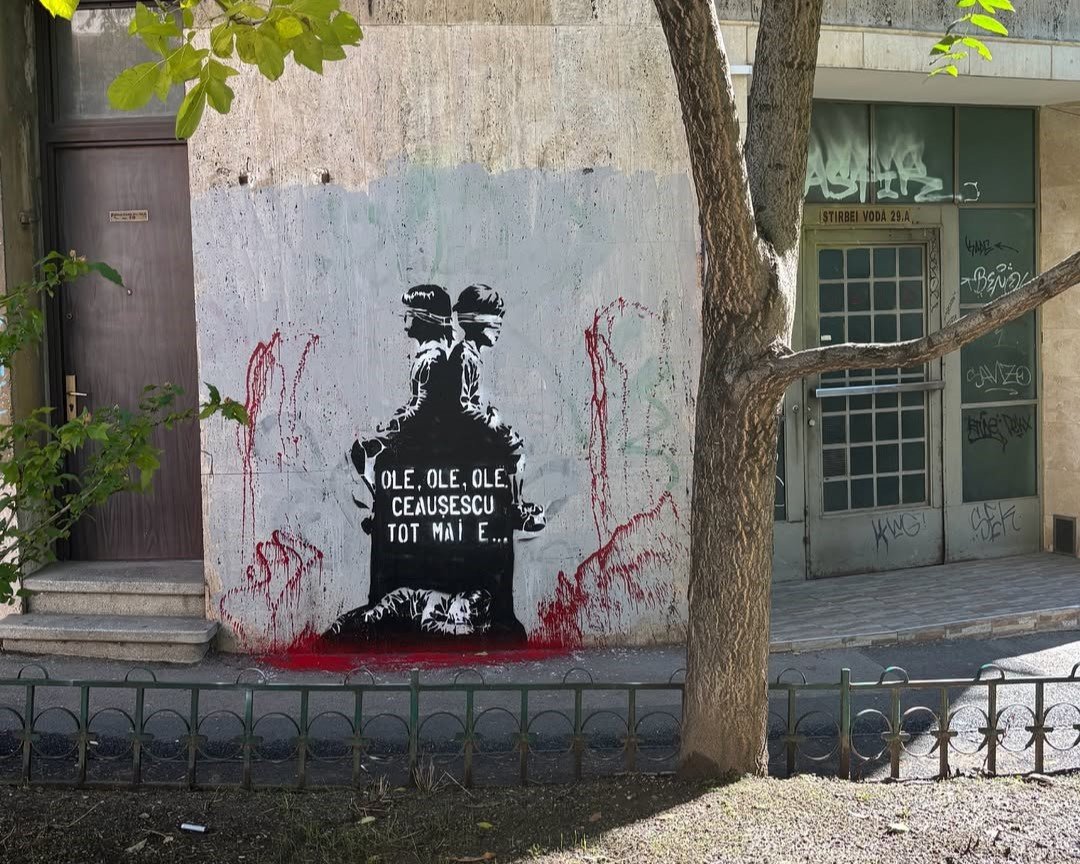 Arta stradală ca formă de protest și conștientizare în București Orhan, un artist care își petrece timpul între București și Londra, a ales să își unească creativitatea cu responsabilitatea civică, construind intervenții artistice direct pe zidurile capitalei