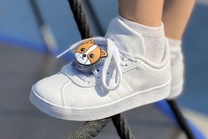 Pantofi pentru copii cu AirTag: pericol pentru siguranță sau monitorizare?