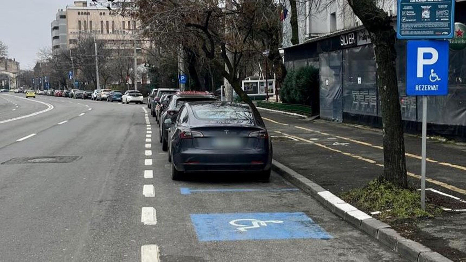 Amenzi dure pentru șoferii care parchează pe locurile rezervate persoanelor cu dizabilități în București Autoritățile din Capitală intensifică controalele pentru a combate ocuparea abuzivă a locurilor speciale destinate persoanelor cu dizabilități