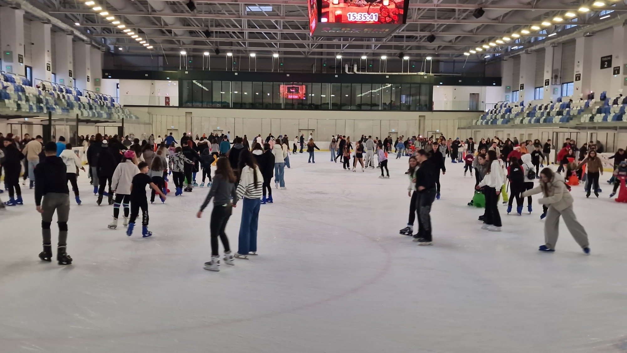 Weekend de patinaj recreațional la Berceni Arena, cu acces gratuit Bucureștiul pregătește o escapadă de iarnă pentru iubitorii de zăpadă și sporturi de iarnă, în special pentru cei pasionați de patinaj