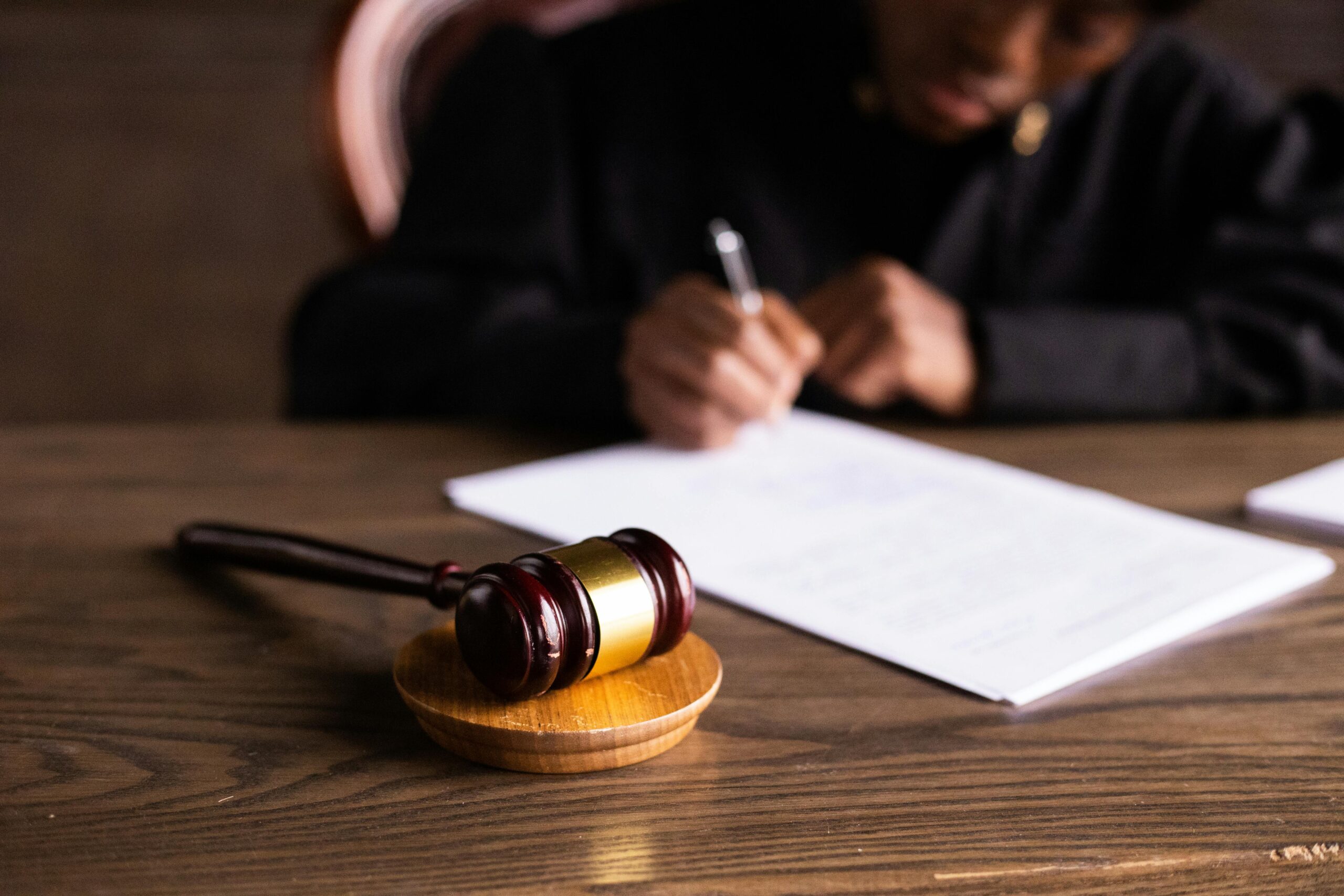 Roba judecătorilor, simbol al autorității și neutralității în instanțele românești În sălile de judecată din România, imaginea magistratului devine instantaneu recognoscibilă datorită robei, un simbol vechi și profund înrădăcinat în tradiția juridică europeană