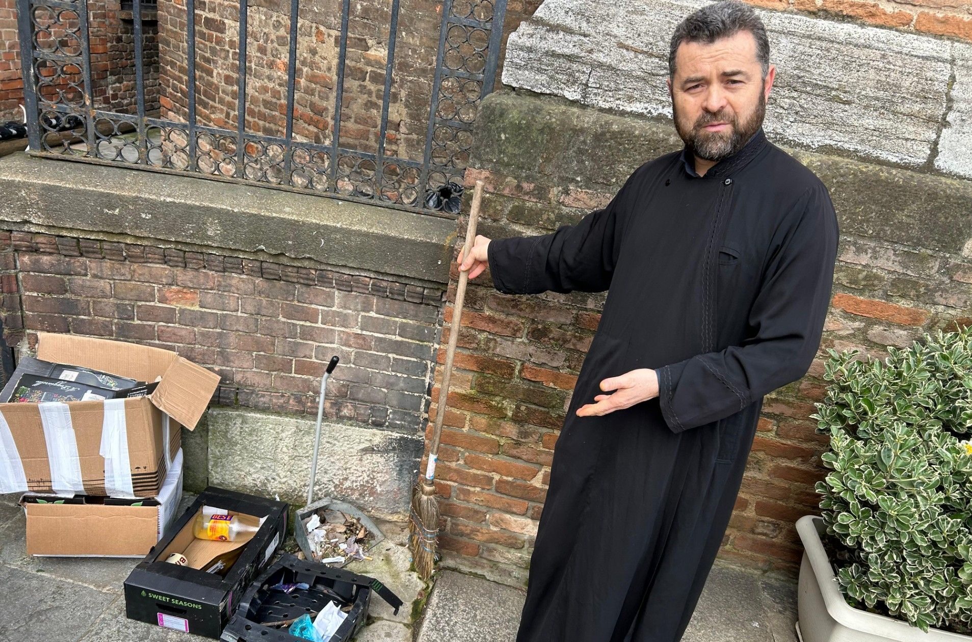 Preotul italian viclenizat de vandalism: o sită de probleme care periclitează viața spirituală a comunității Un preot din Italia, Iuri Ursachi, din orașul Piacenza, situat în nordul țării, aproape de Milano, trăiește de câteva luni în încercarea de a face față unui fenomen tot mai deranjant și mai provocator pentru comunitatea sa
