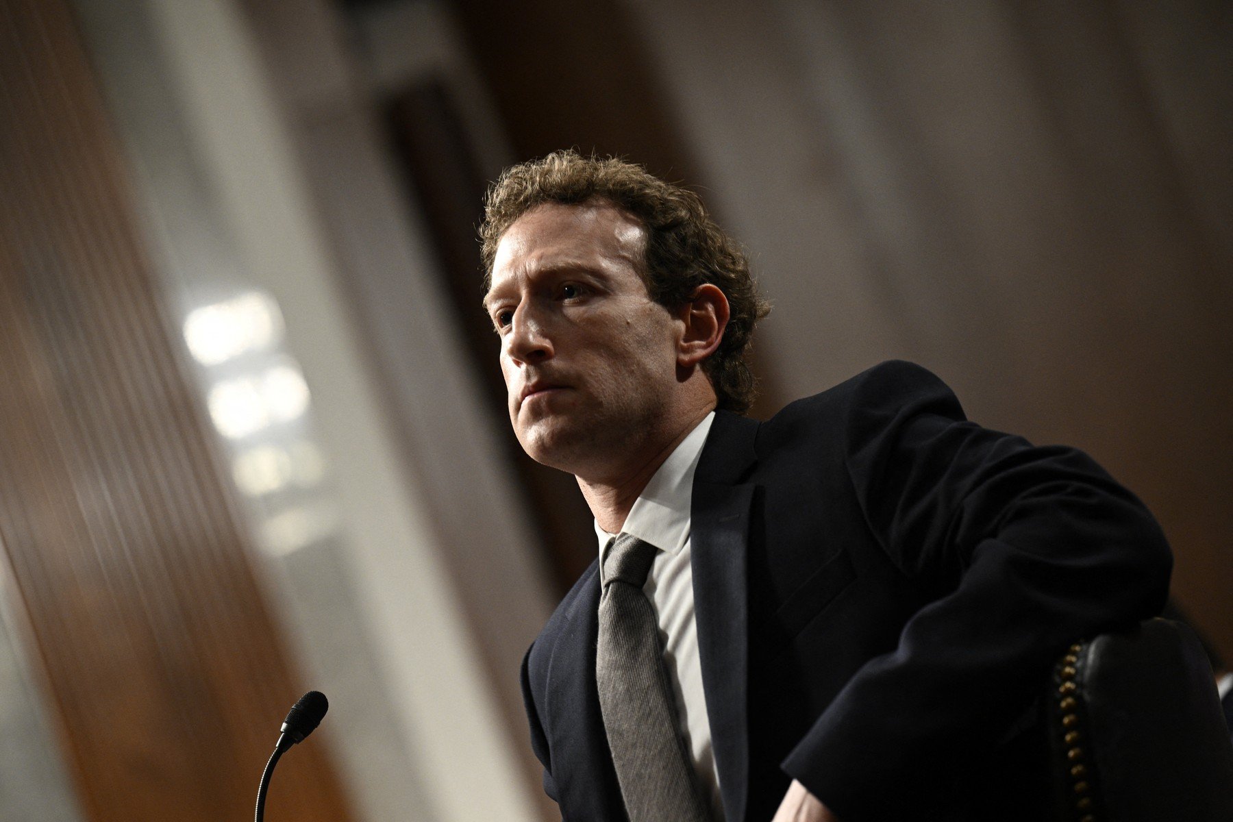 Mark Zuckerberg, CEO-ul Meta, audiat în proces revolucionar privind impactul social media asupra tinerilor După ani de contestări legate de practicile platformelor de social media, un proces fără precedent a ajuns pe masa Tribunalului Superior din California, implicând direct un nume echivalent cu revoluția digitală modernă: Mark Zuckerberg