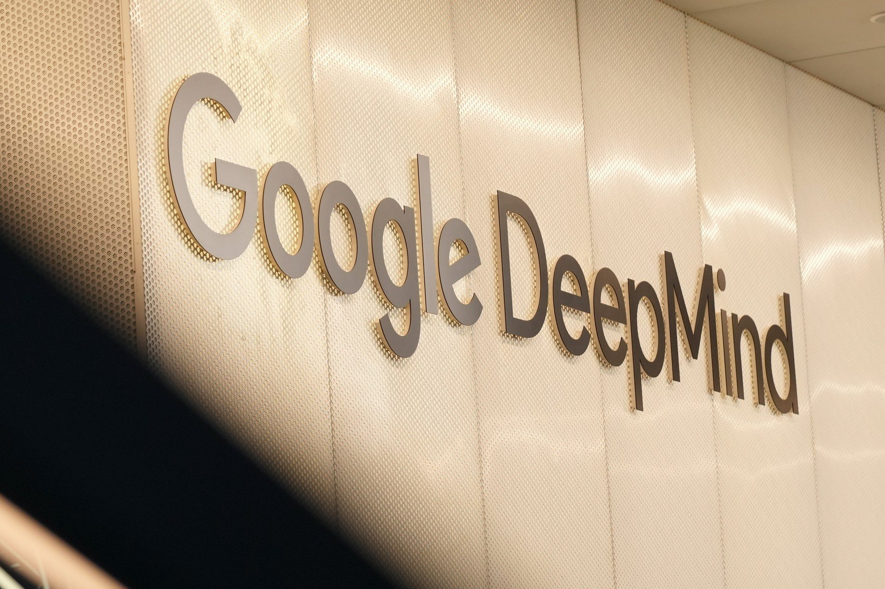 Inteligența artificială generală, următorul mare pas în tehnologie, ar putea deveni realitate în următorii cinci până la opt ani, afirmă Demis Hassabis, directorul executiv al Google DeepMind