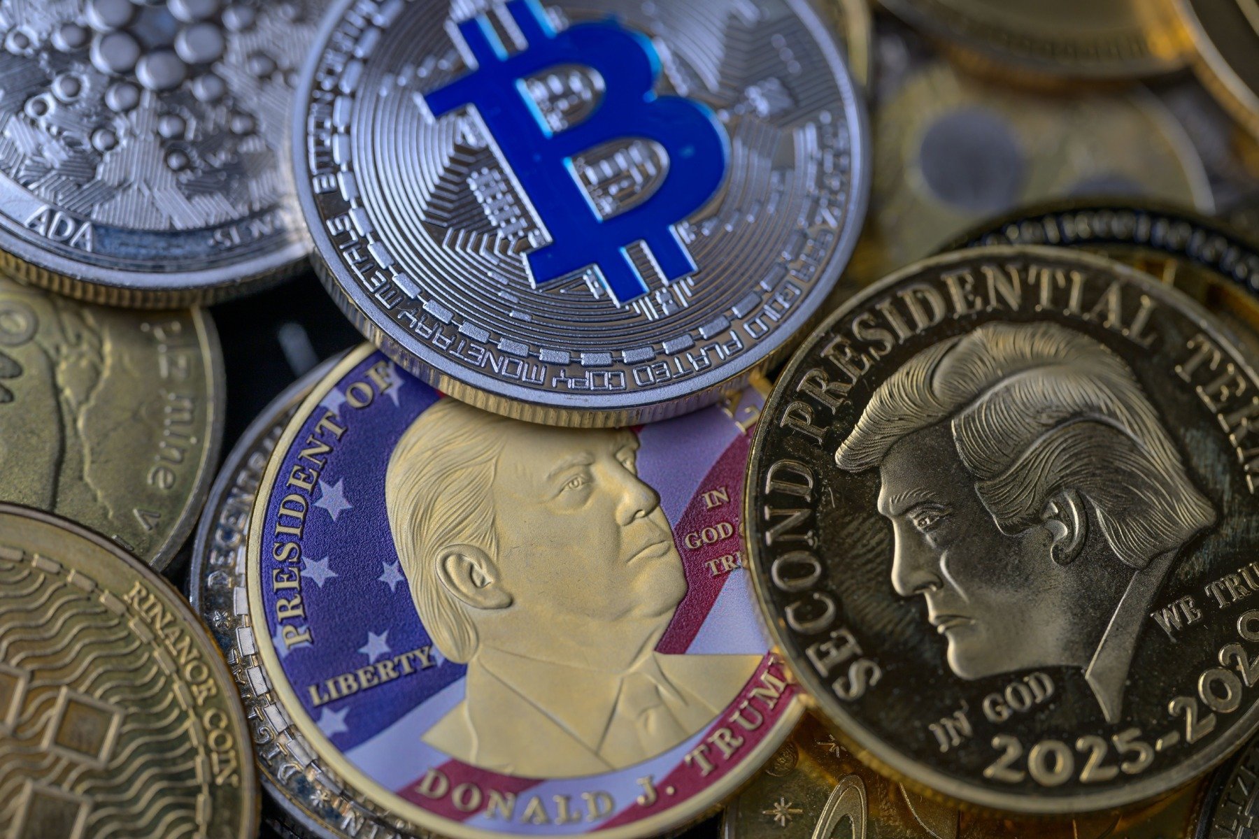 Trei indivizi au fost plasați sub acuzare la Paris, fiind suspectați că ar fi fost membri ai unui grup armat care a încercat să-l jefuiască pe șeful Binance din Franța, într-un incident ce scoate la lumină riscurile tot mai mari din sectorul criptomonedelor