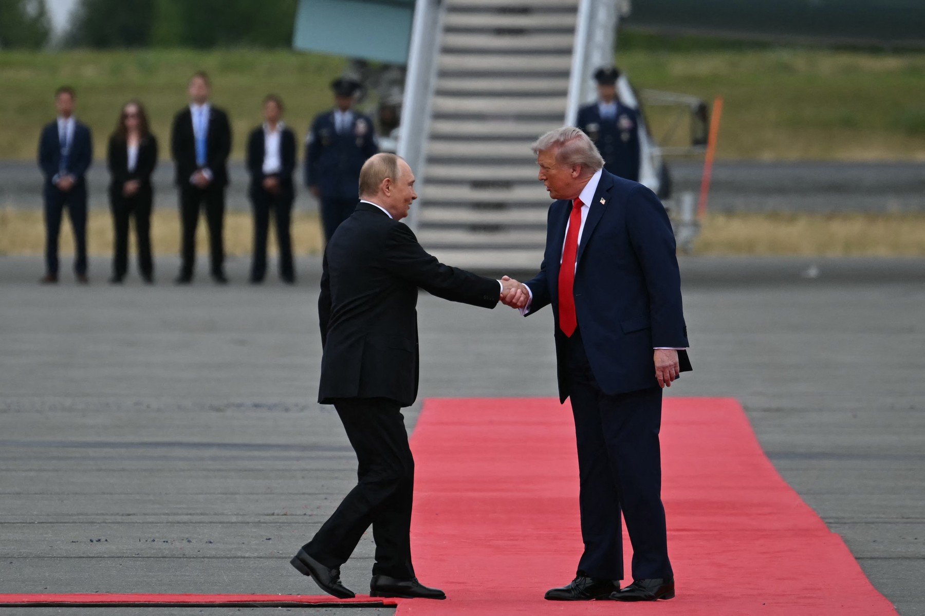 Donald Trump solicită Rusiei să pună capăt războiului din Ucraina în contextul tensiunilor internaționale Președintele american Donald Trump a făcut un apel clar și direct către liderul de la Kremlin, Vladimir Putin, solicitându-i să „pună capăt războiului” din Ucraina