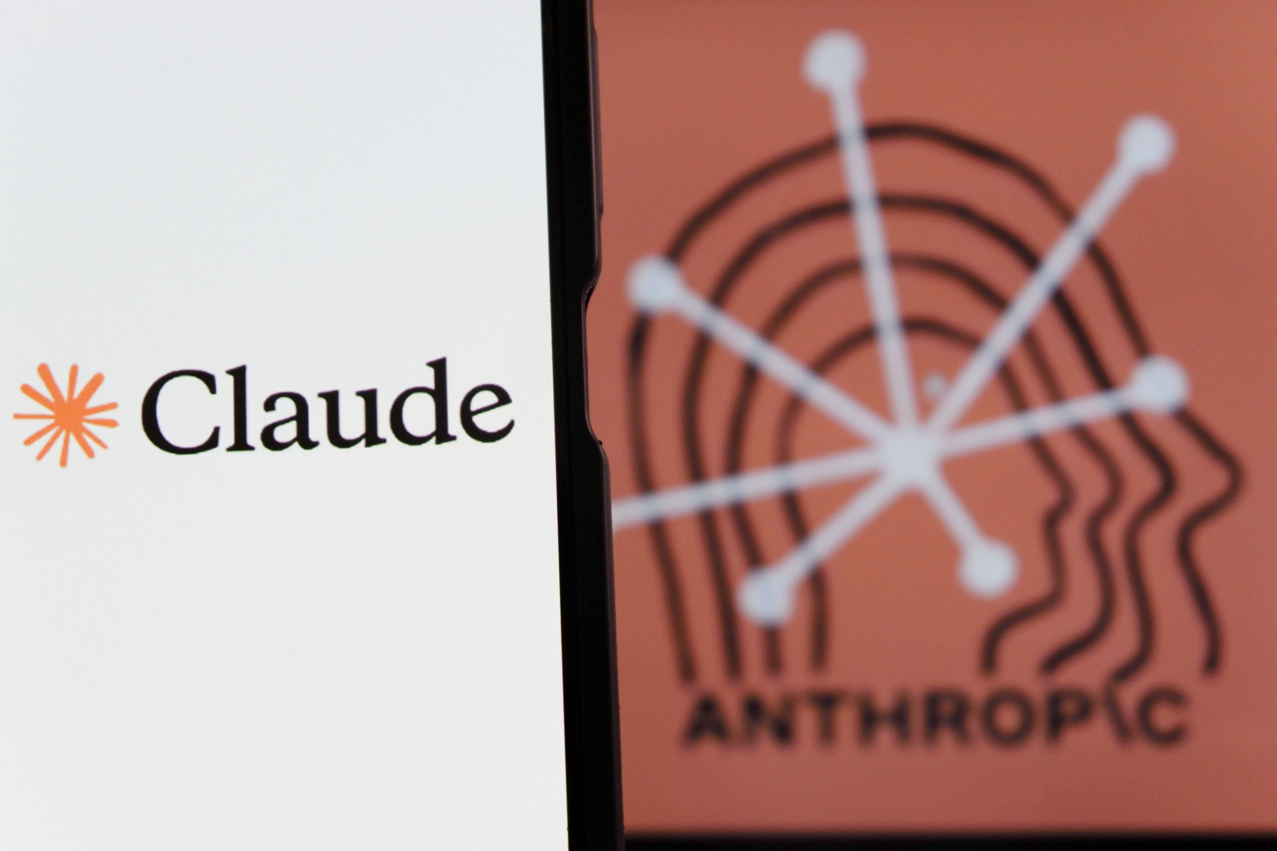 Ministrul american al Apărării, Pete Hegseth, impune termen pentru start-up-ul AI Anthropic în dosarul restricțiilor de utilizare a tehnologiei Claude Segmentele de inteligență artificială devin teren de confruntare între sectorul privat și autoritățile de la Washington, iar cazul start-up-ului californian Anthropic scoate la iveală tensiuni generate de abordări divergente cu privire la reglementarea și utilizarea acestor tehnologii