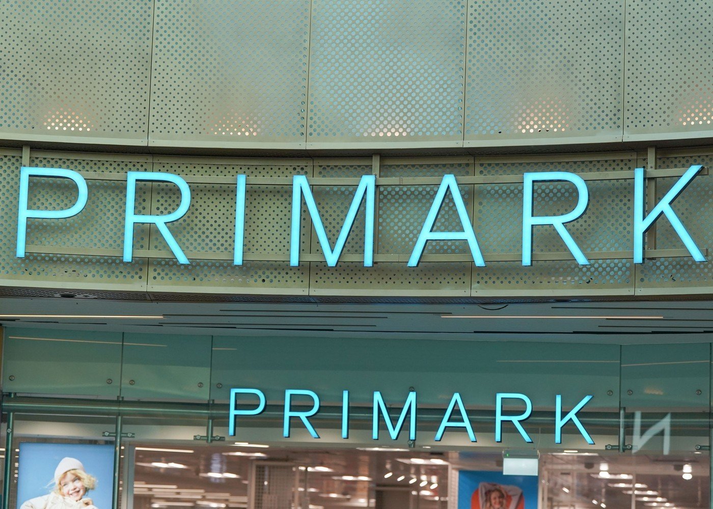 Primark, gigantul britanic din retailul de modă populară, își adaptează strategia pentru a face față concurenței acerbe din piața globală, în special pentru segmentul tinerilor