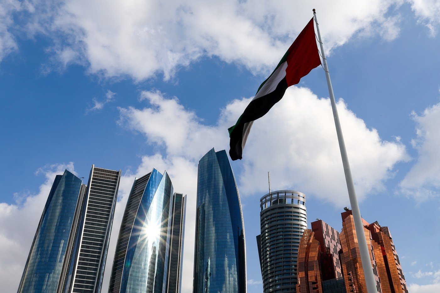 Spațiul aerian al Emiratelor Arabe Unite, închis temporar pe fondul tensiunilor regionale Emiratele Arabe Unite (EAU) au suspendat temporar traficul aerian, după ce au interceptat rachete și drone lansate dinspre Iran