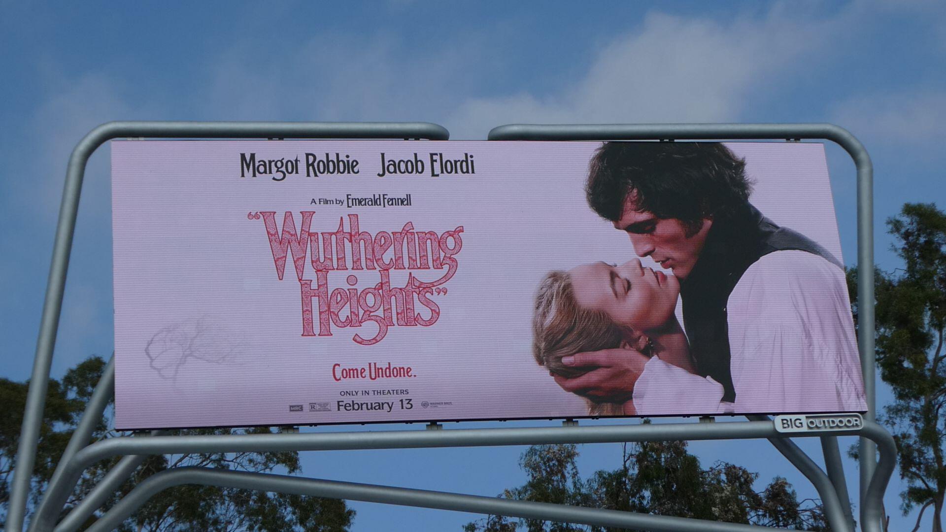 Campania de promovare a celei mai recente adaptări cinematografice a romanului clasic „Wuthering Heights” s-a transformat într-un veritabil spectacol vizual, plin de seducție și pasiune, evoluând dincolo de simplele imagini pentru a captura întregul spectru de emoții ale poveștii lui Emily Brontë