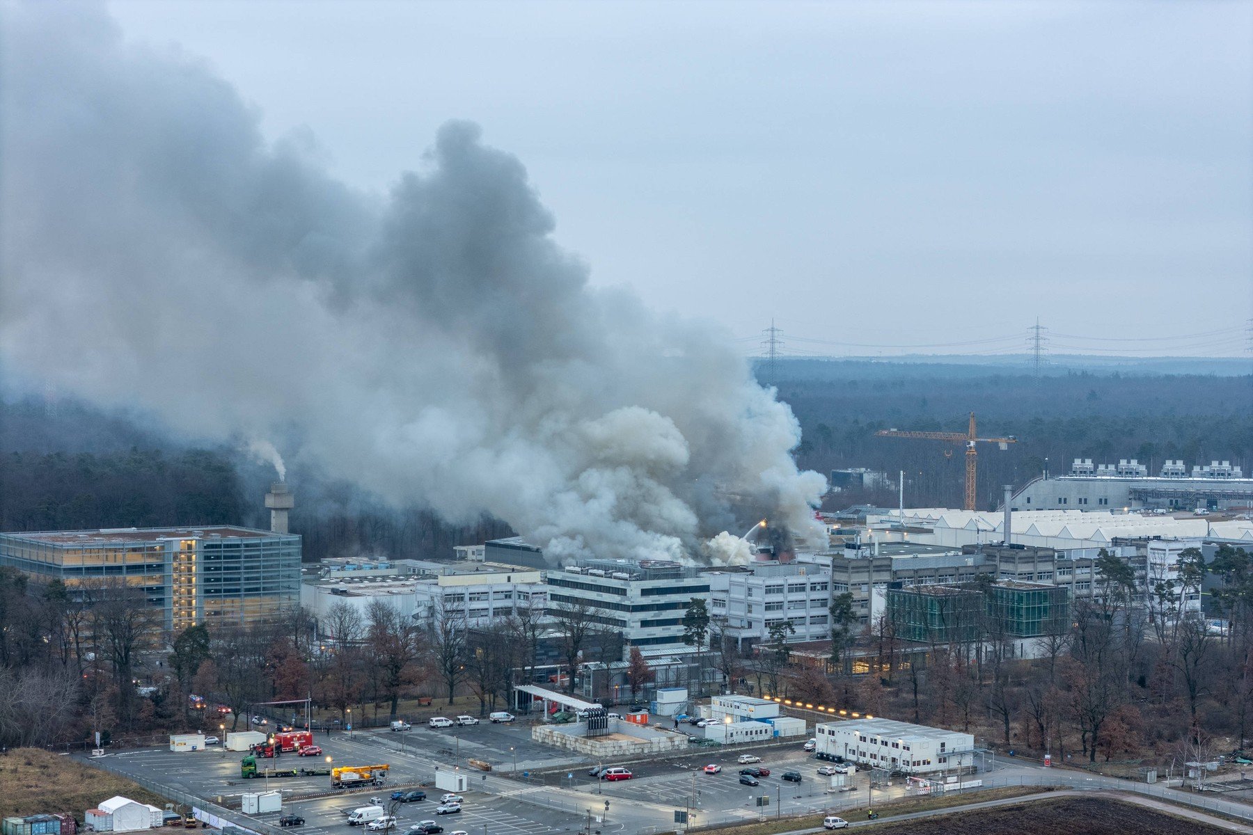 Incendiu devastator la centrul de cercetare Helmholtz GSI din Darmstadt, secerați de flăcări și fum dens Un incendiu de proporții a zguduit orașul Darmstadt, în sud-vestul Germaniei, în plină zi de joi, la Centrul Helmholtz GSI, un institut de cercetare de renume mondial