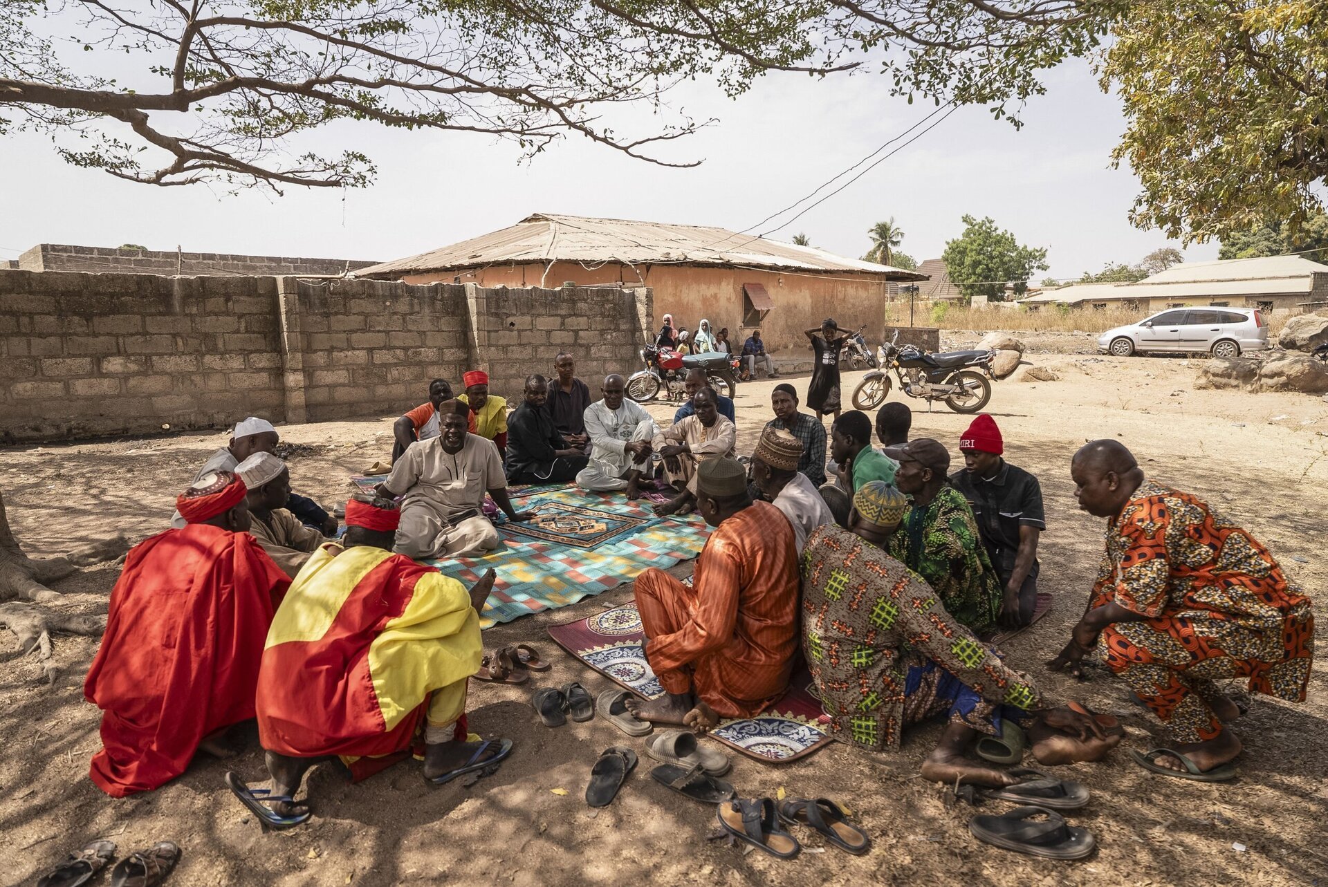 Zeci de civili uciși într-un masacru în vestul Nigeriei, în contextul unei valuri de violențe religioase Zeci de persoane au fost victimele unui atac armat extrem de sângeros în două sate din statul Kwara, situat în vestul Nigeriei, o zonă cunoscută pentru tensiunile interetnice și religioase