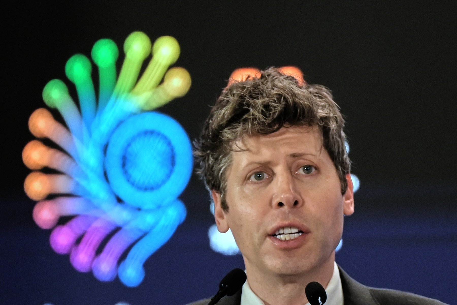 Sam Altman, CEO-ul OpenAI, a atras recent atenția asupra unui subiect sensibil: percepția excesivă a consumului de energie al inteligenței artificiale în comparație cu resursele utilizate de oameni de-a lungul istoriei