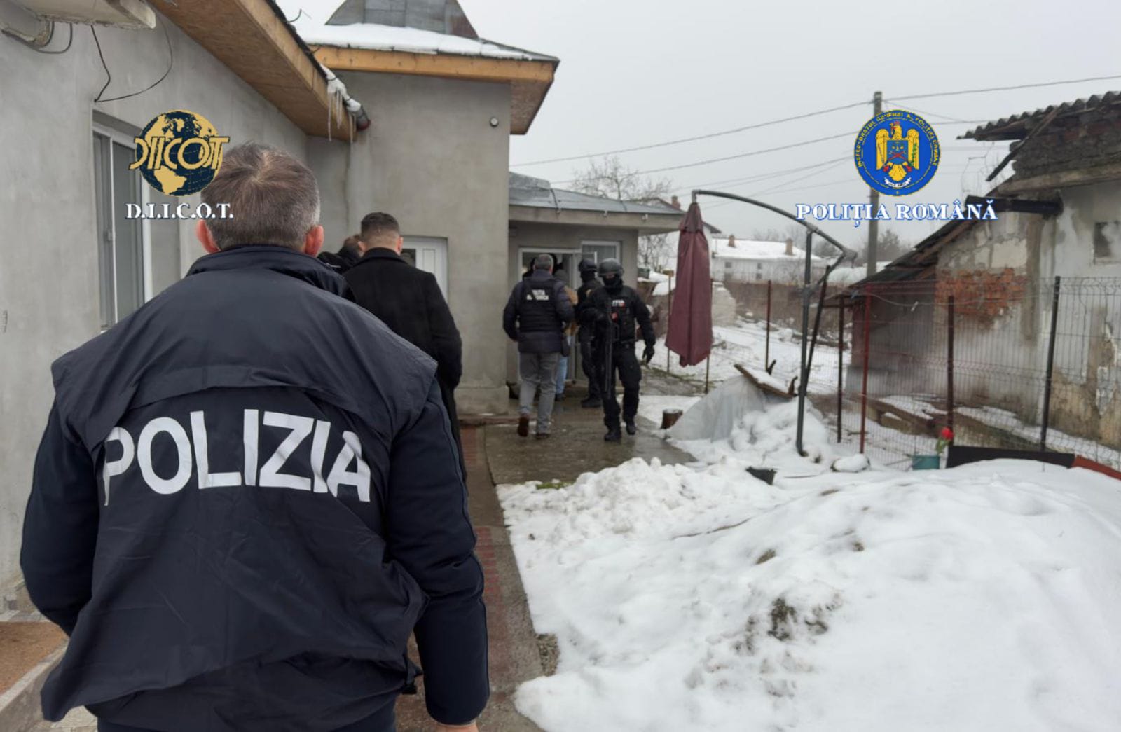 Autoritățile din România și Italia au dat o ripostă importantă împotriva criminalității transnaționale în domeniul traficului ilegal de conținut digital, printr-o operațiune comună care a vizat o grupare de români suspectată de distribuție ilegală de programe TV, acces neautorizat la sisteme informatice și spălare de bani