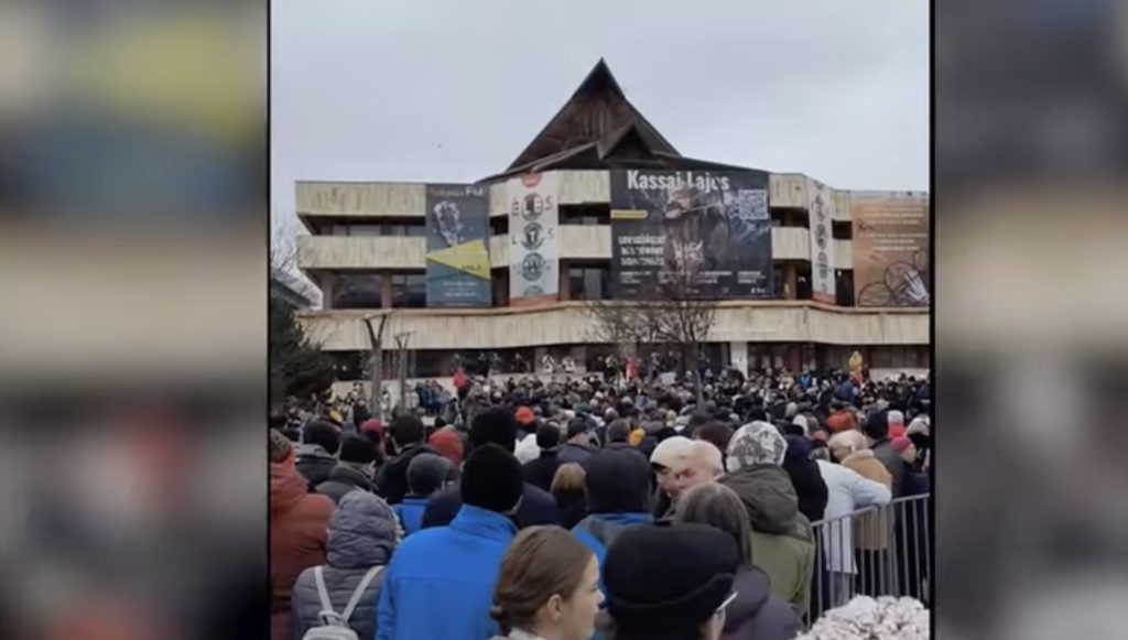 Aproximativ o mie de persoane au ieșit în stradă duminică, la Odorheiu Secuiesc, pentru a-și manifesta nemulțumirea față de creșterea taxelor și impozitelor, precum și față de nivelul în scădere al traiului