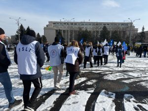 Profesorii și studenții protestează împotriva Legii Bolojan în fața Guvernului