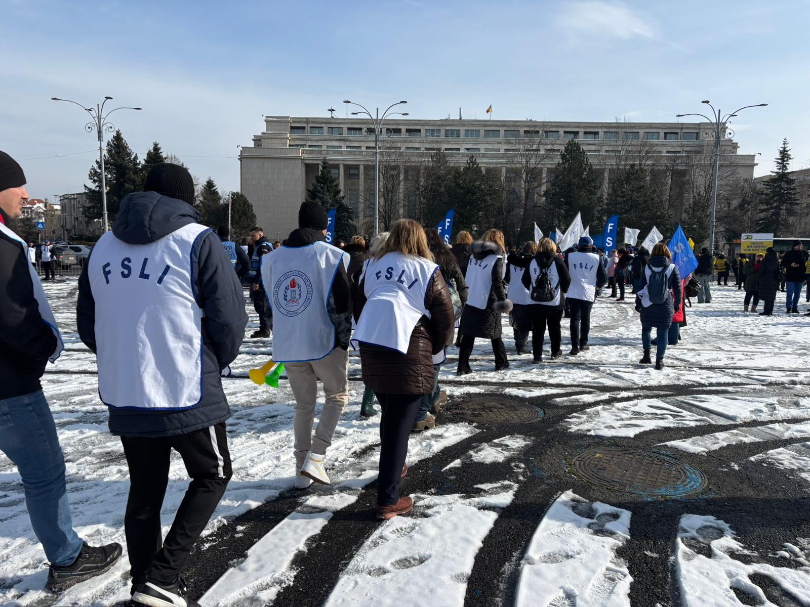 Primii semne ale revoltului: Profesori și studenți ies în stradă împotriva Legii Bolojan din Educație Orașul București a fost, astăzi, martorul unui spectacol de proteste ample, simbolizând nemulțumirea profundă a cadrelor didactice și a tinerilor studenți față de noile reforme în domeniul educației