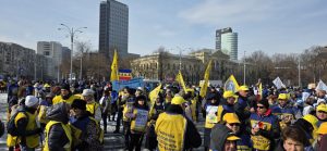 Sindicatele din învățământ protestează în Piața Victoriei, amenințând cu grevă generală din cauza reducerilor din educație