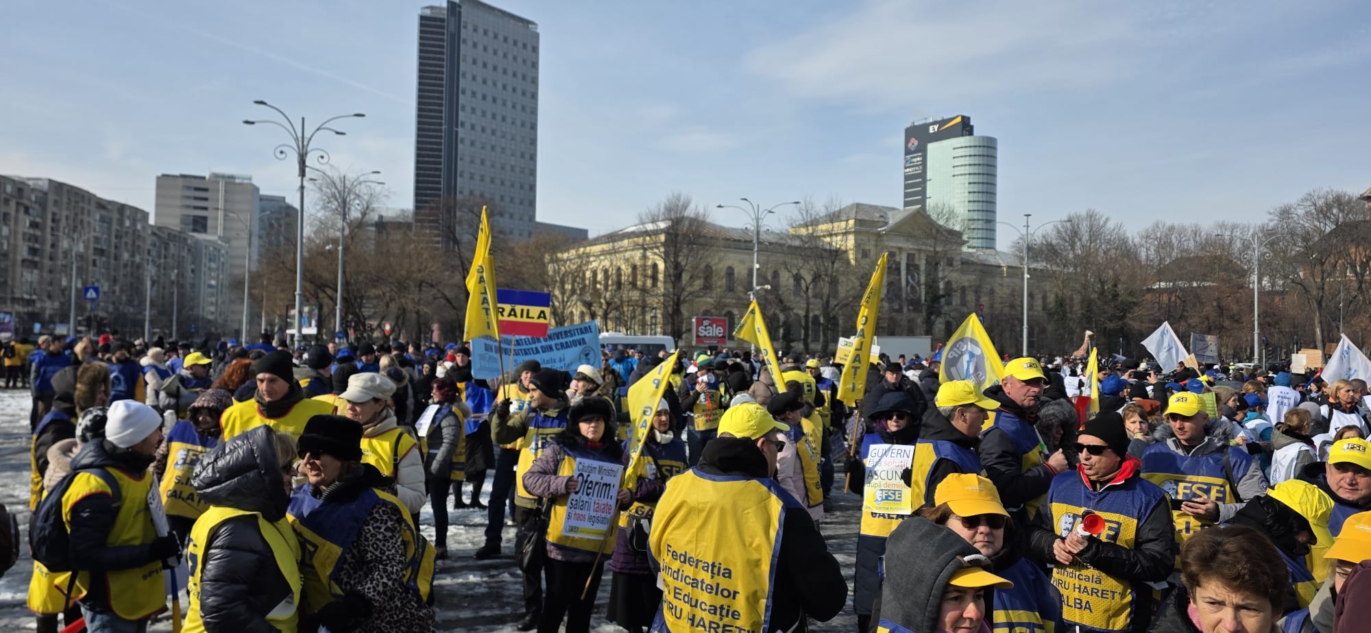 Sindicatele din învățământ protestează în Piața Victoriei, amenințând cu grevă generală din cauza reducerilor din educație